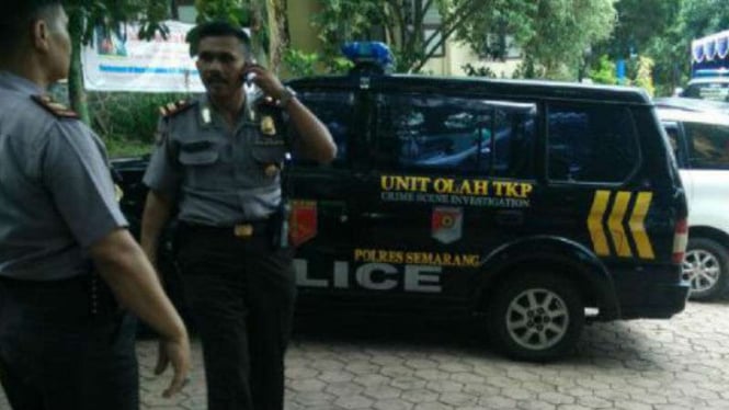 Polisi di Gereja Katolik Santo Yusuf di Kecamatan Ambarawa, Semarang, Jateng. 