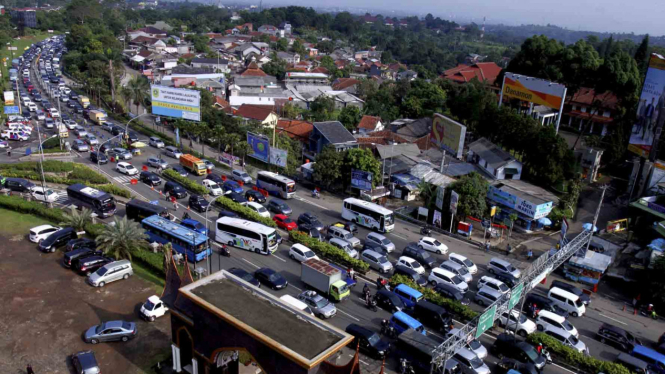Ilustrasi-Arus lalu lintas di Jalur Puncak, Bogor, Jawa Barat.