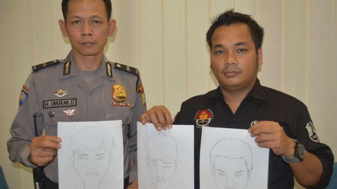 Petugas memperlihatkan sketsa wajah tiga pembunuh pria di Ciliwung.