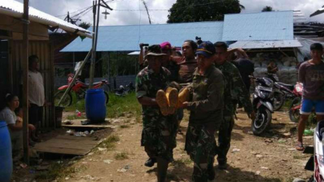 Aparat menyelamatkan penambang yang terjebak longsor di Mihanasa, Sulawesi Utara