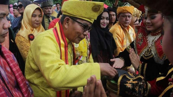 Upacara menyambut kedatangan Rajo Dato Undang Naning, Jumat 14 April 2017.