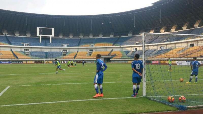 Sesi latihan Persib Bandung di Stadion Gelora Bandung Lautan Api