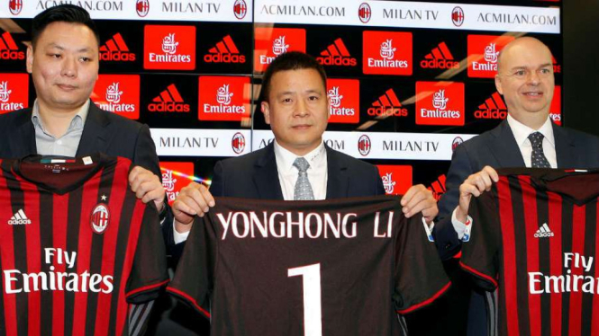 Presiden baru AC Milan, Yonghong Li (tengah)