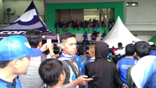 Bobotoh Persib jebol pintu masuk stadion