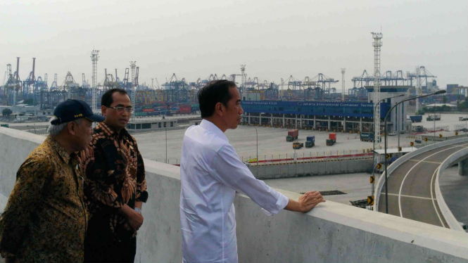 Presiden Joko Widodo di Tol Akses Tanjung Priok.