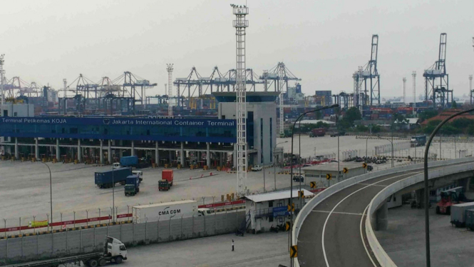 Jalan Tol Akses Pelabuhan Tanjung Priok permudah arus barang. 