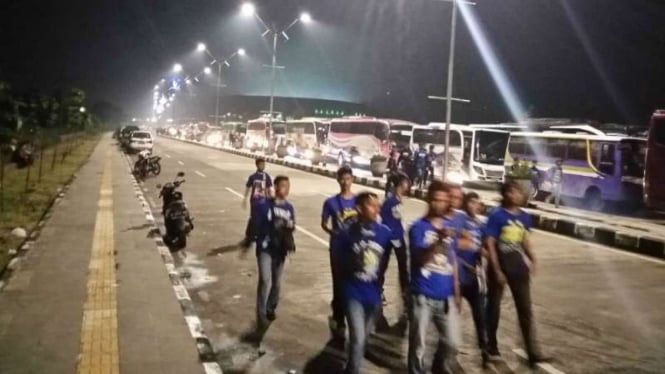 Bobotoh Persib meninggalkan Stadion Gelora Bandung Lautan Api