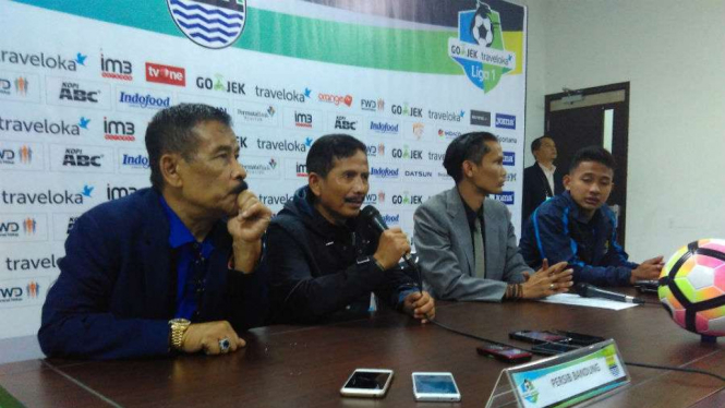 Pelatih Persib Bandung, Djadjang Nurdjaman (kedua dari kiri)