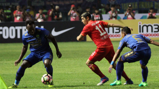 Gelandang Persib Bandung, Michael Essien, di laga kontra Arema FC.