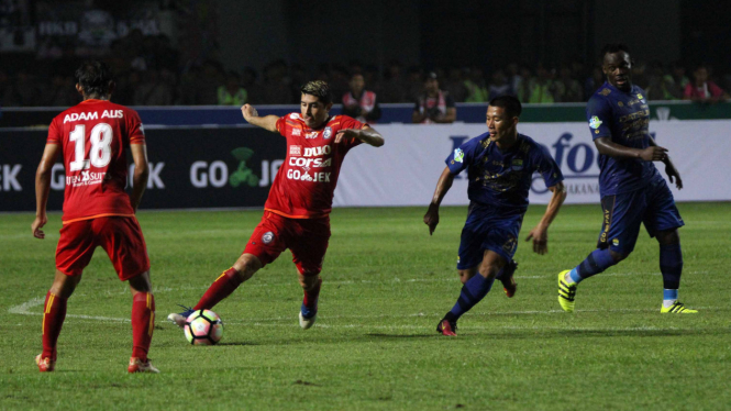 Pertandingan Persib vs Arema di musim lalu.