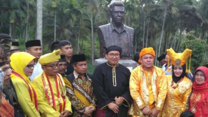 Fadli Zon (tengah) di depan patung Tan Malaka.