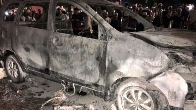 Mobil terbakar di Cawang