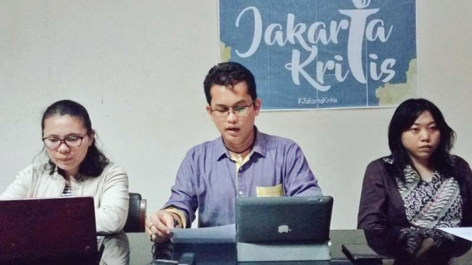 Direktur LBH Jakarta Alghiffari Aqsa (tengah)