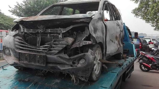 Bangkai mobil yang terbakar di Cawang dibawa ke Polres Jakarta Timur.