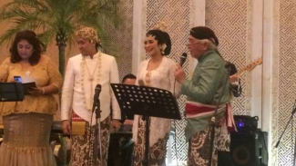 Ayahanda Nyanyikan Lagu di Pernikahan Adik Nagita Slavina