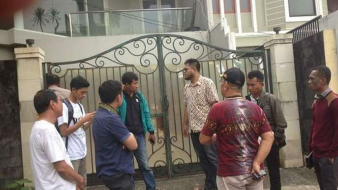 Beberapa pemuda Nusa Tenggara Barat geruduk rumah Steven Hadisurya Sulistyo