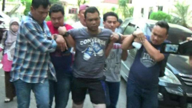 Tersangka pembunuhan satu keluarga di Medan tiba di Polda Sumatera Utara