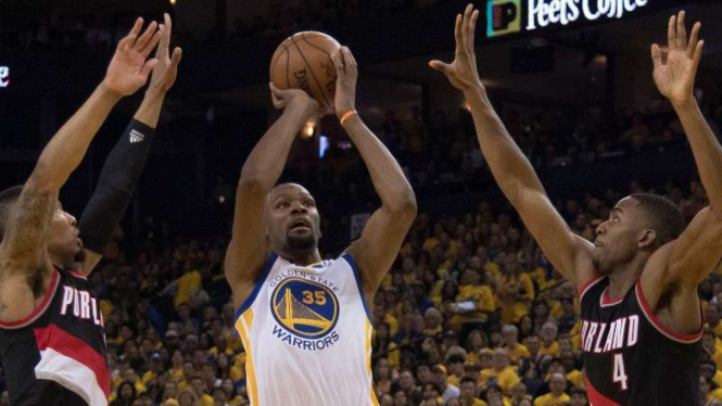 Forward Golden State Warriors, Kevin Durant (tengah)