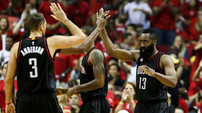 Bintang Houston Rockets, James Harden (kanan)