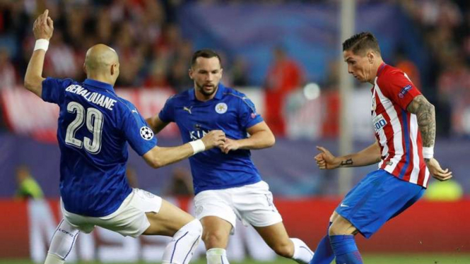 Gelandang Leicester City, Danny Drinkwater (tengah) di laga kontra Atletico Madrid