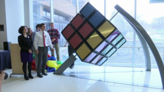 Mahasiswa Berhasil Buat Rubik Raksasa Seberat 750 Kilogram