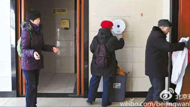 Pengunjung toilet di China.