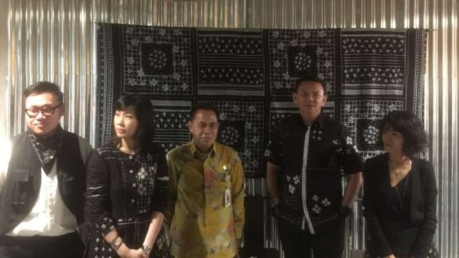 Ahok dan istri pakai batik motif Jembatan Semanggi.