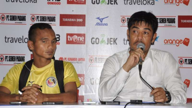 Pelatih Semen Padang, Nilmaizar (kanan) dan Riko Simanjuntak.