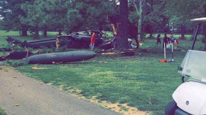 Helikopter milik militer AD Amerika Serikat yang jatuh di lapangan golf.