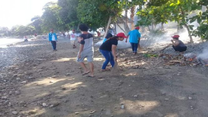 Mahasiswa KKN STIKes Maluku Husada melakukan pembersihan di Pantai Naman.