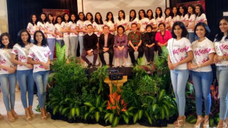Ketika Para Finalis Miss Indonesia 2017 Belajar Make-up
