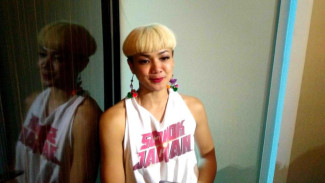 Gaya 'Nyentrik' Bikin Nirina Zubir Tampak Berbeda