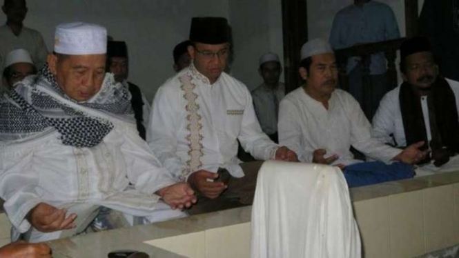 Usai melaksanakan salat Subuh berjemaah, Anies Baswedan ziarah ke makam tokoh Lebak Bulus, Haji Jaya bin Haji Saimun, Rabu (19/4/2017).