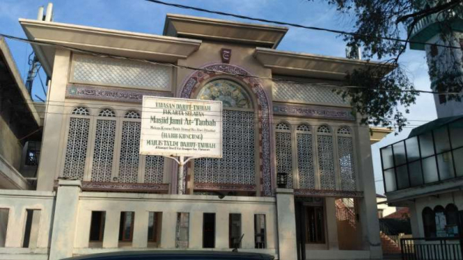 Masjid At Taubah di  Pancoran, Jakarta Selatan