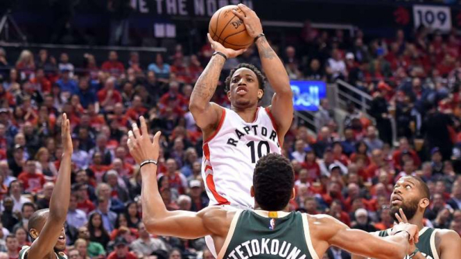 Bintang Toronto Raptors, DeMar DeRozan (kostum putih)