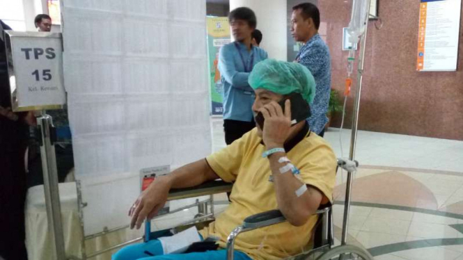 Pasien Kemoterapi di TPS 15 RSCM Jakarta saat ingin mencoblos pada Hari Pilkada DKI putaran dua, 19 April 2017. 