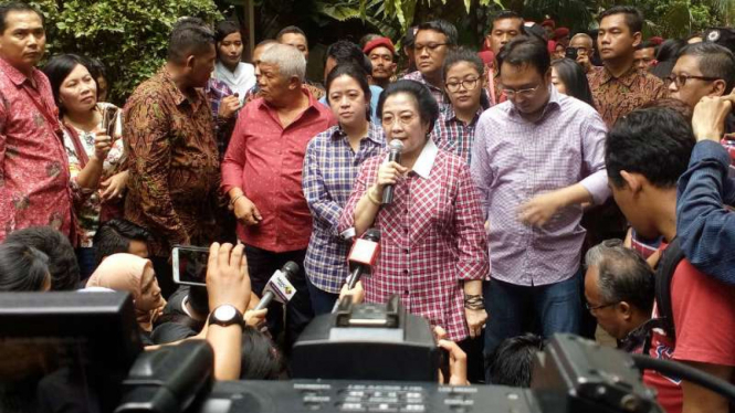 Ketua Umum PDIP, Megawati Soekarnoputri, menggelar konferensi pers usai mencoblos dalam pemungutan suara putaran kedua Pilkada DKI Jakarta pada Rabu, 19 April 2017.