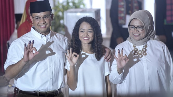 Anies Baswedan Gunakan Hak Suara di TPS 28 Lebak Bulus