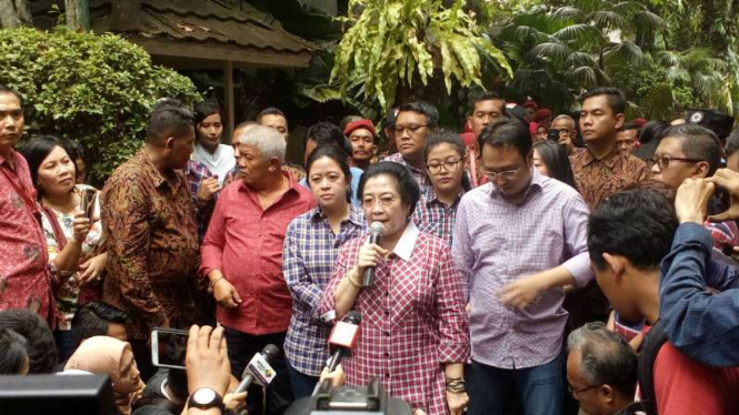Megawati Soekarnoputri usai mencoblos di putaran kedua