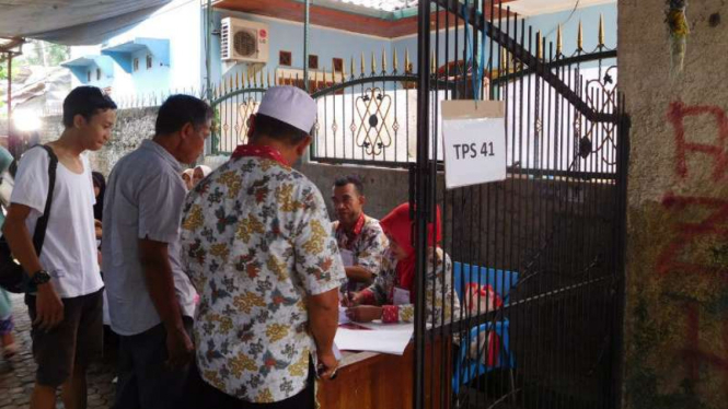 Tempat Pemungutan Suara (TPS) 41 Kampung Sumur Klender, Jakarta Timur.
