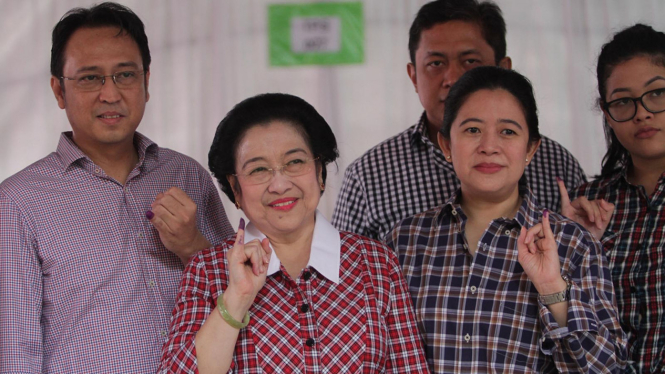 Megawati & Puan Mencoblos di TPS 027 Kebagusan