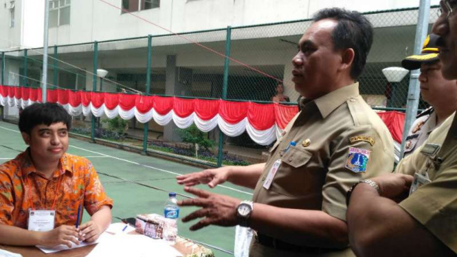 Sekretaris Daerah DKI Jakarta Saefullah saat mengunjungi TPS 26 di Kalibata City