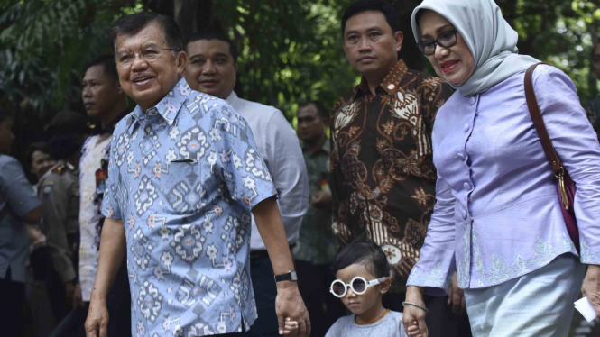 Wapres Jusuf Kalla dan istri.