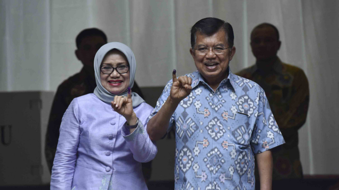 Wapres Jusuf Kalla dan Mufidah Kalla saat pencoblosan Pilkada DKI Jakarta.