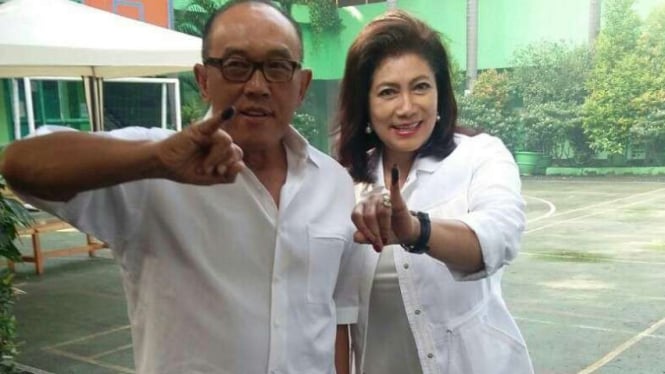 Aburizal Bakrie bersama sang istri, Tatty Murnitriati Bakrie, Rabu, 19 April 2017.