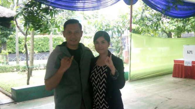 Agus Harimurti Yudhoyono dan istri usai memilih di TPS 6, Kebayoran Baru
