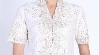 Tampil Anggun di Hari Kartini dalam Balutan Kebaya Modern