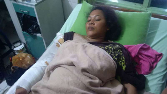 Novianti, satu di antara delapan korban penembakan polisi di Lubuk Linggau, dirawat Rumah Sakit Sobirin, Lubuk Linggau, Sumatera Selatan, Rabu, 19 April 2017.