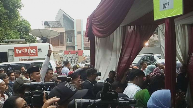 Massa memadati TPS 27, tempat Megawati Soekarnoputri, Ketua Umum PDIP, mencoblos dalam pemungutan suara putaran kedua Pilkada DKI Jakarta pada Rabu, 19 April 2017.