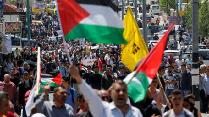 Warga Palestina menentang represif Israel.